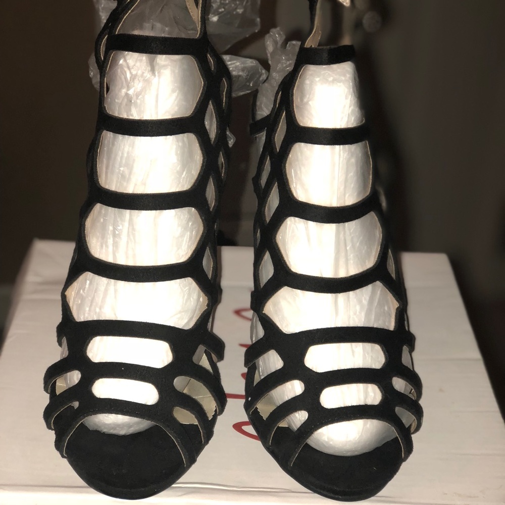 Chic Shoes - Picture 2 of 8